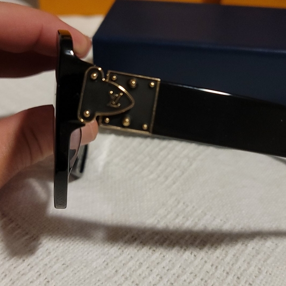 Louis Vuitton sunglasses - Picture 2 of 5
